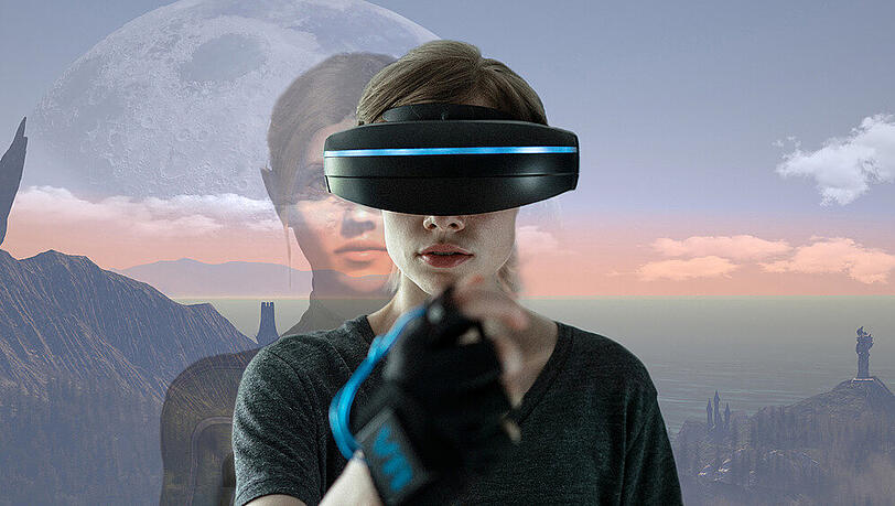 "Play": Jennifer Reitwein (Emma Bading) schaut sich die virtuelle Waffe in ihrer Hand an "Play": Jennifer Reitwein (Emma Bading) schaut sich die virtuelle Waffe in ihrer Hand an