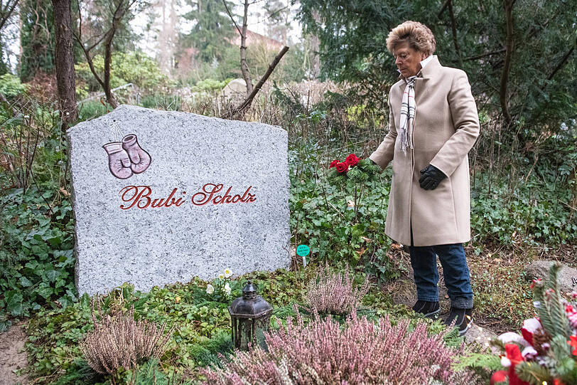 Im Jahre 2000 verstarb Gustav Scholz. Die Inschrift auf dem Grab: Bubi Scholz.