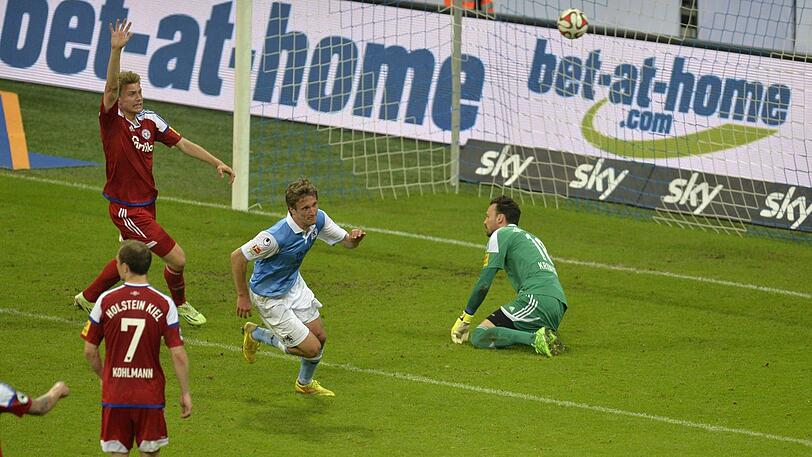 2. Juni 2015: Der Moment der ihn bei den Löwen-Fans unvergessen macht - In der 91. Spielminute im Relegations-Rückspiel gegen Holstein Kiel erzielt Kai Bülow den Siegtreffer zum 2:1 und verhindert den Abstieg des TSV 1860 München.