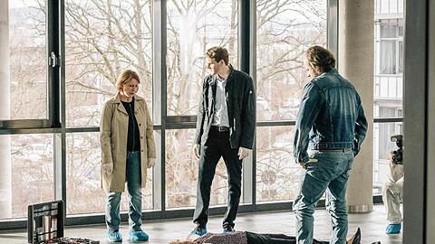 Katrin Tscherna (Katharina Spiering) ist tot: Kriminalhauptkommissarin Paula Ringelhahn (Dagmar Manzel, l-r), Kriminalhauptkommissar Felix Voss (Fabian Hinrichs) und Kriminalkommissar Sebastian Fleischer (Andreas Leopold Schadt) nehmen die Ermittlung auf.