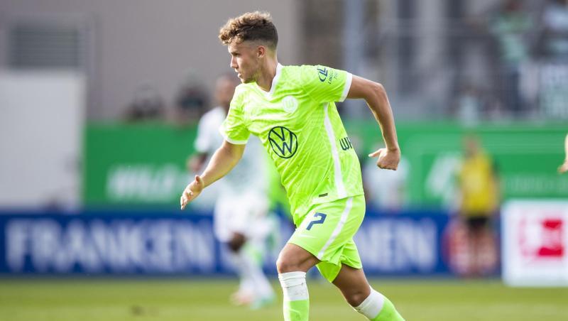 Der Wolfsburger Luca Waldschmidt sitzt zunächst auf der Bank.
