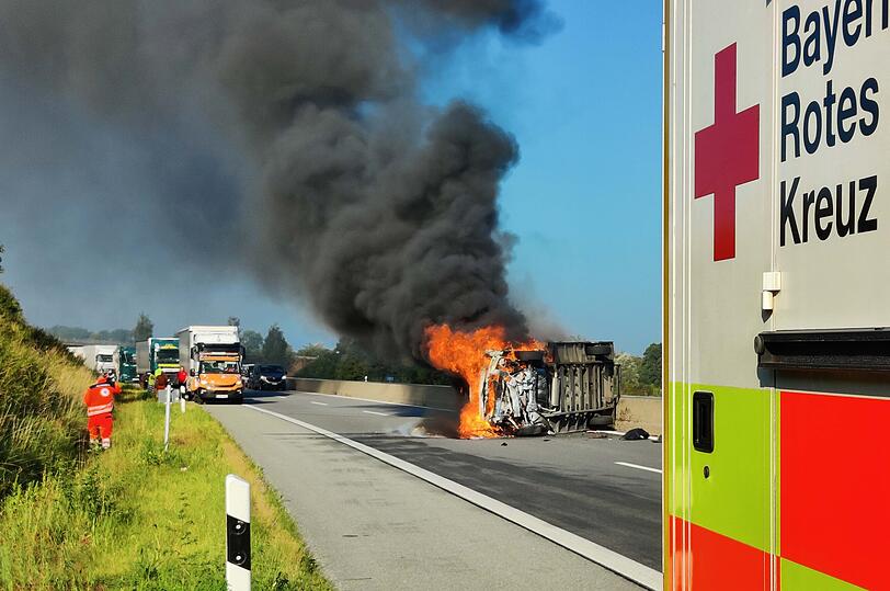 Die Fahrbahn wurde durch den Brand in Mitleidenschaft gezogen. Ebenso liefen Betriebsstoffe an der Unfallstelle aus.