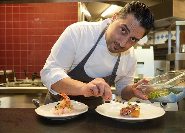 Küchenchef Mimmo Ruggiero richtet die Garnele und den Oktopus an. Küchenchef Mimmo Ruggiero richtet die Garnele und den Oktopus an.