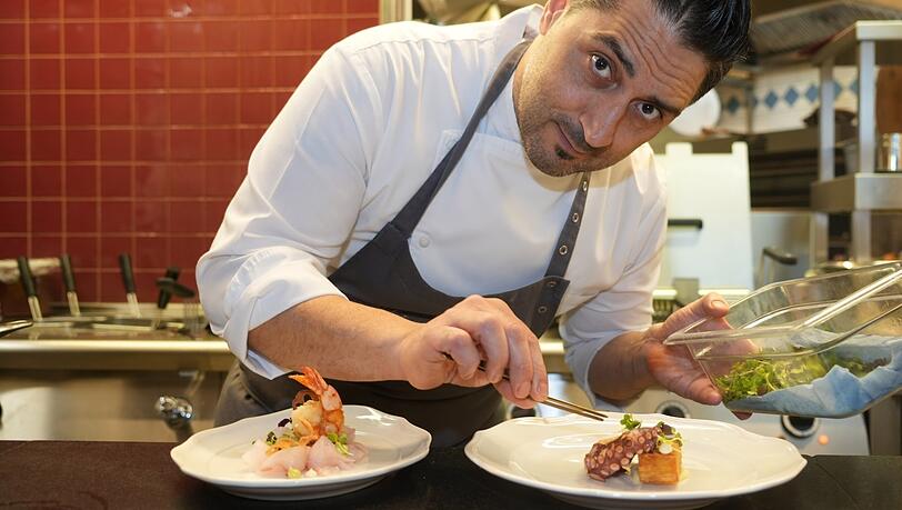 Küchenchef Mimmo Ruggiero richtet die Garnele und den Oktopus an. Küchenchef Mimmo Ruggiero richtet die Garnele und den Oktopus an.
