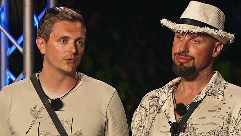 Tim Sandt (l.) wurde nicht so freudig begrüßt wie Friseur Bernd Kieckhäben.