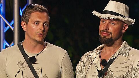 Tim Sandt (l.) wurde nicht so freudig begrüßt wie Friseur Bernd Kieckhäben.