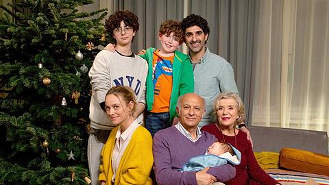 "Die schönste Bescherung": Sima (Padmé Hamdemir), Elyas (Elliott Woodruff), Kian (Reza Brojerdi), Leonie (Anna Unterberger), Navid (Ramin Yazdani) und Britta (Jutta Speidel) feiern Weihnachten.