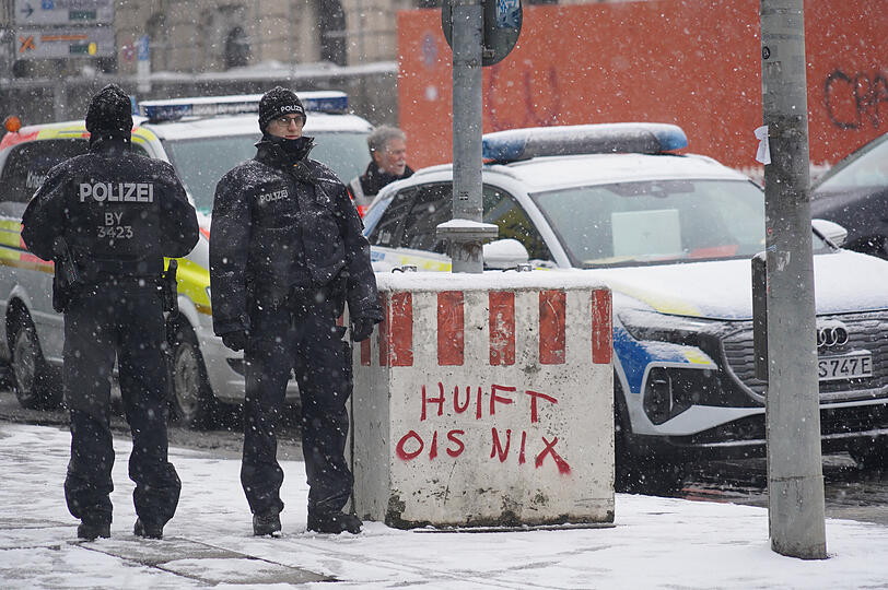 Gedenken am Tatort mit Polizei und bayrischem Spruch am Freitag, 14.02.2025