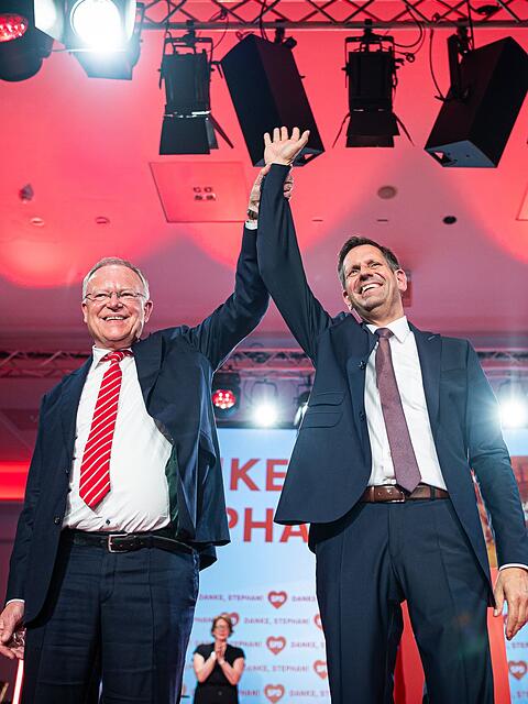 Der bisherige Wirtschaftsminister Olaf Lies (rechts) soll den langjährigen Ministerpräsidenten Stephan Weil beerben.