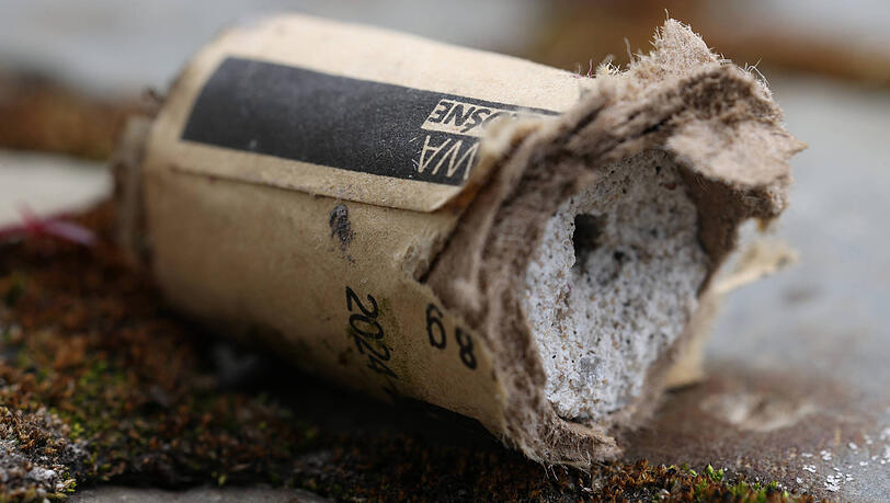 Offenbar mit einem Böller haben Unbekannte den Briefkasten gesprengt. (Symbolbild)