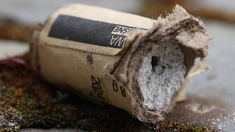 Offenbar mit einem Böller haben Unbekannte den Briefkasten gesprengt. (Symbolbild)