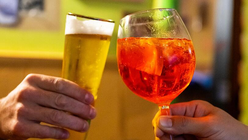 Aperol Spritz läuft vor allem bei Frauen anderen alkoholischen Getränken wie Bier den Rang ab. (Archivbild) Aperol Spritz läuft vor allem bei Frauen anderen alkoholischen Getränken wie Bier den Rang ab. (Archivbild)