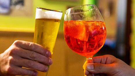 Aperol Spritz l&auml;uft vor allem bei Frauen anderen alkoholischen Getr&auml;nken wie Bier den Rang ab. (Archivbild)
