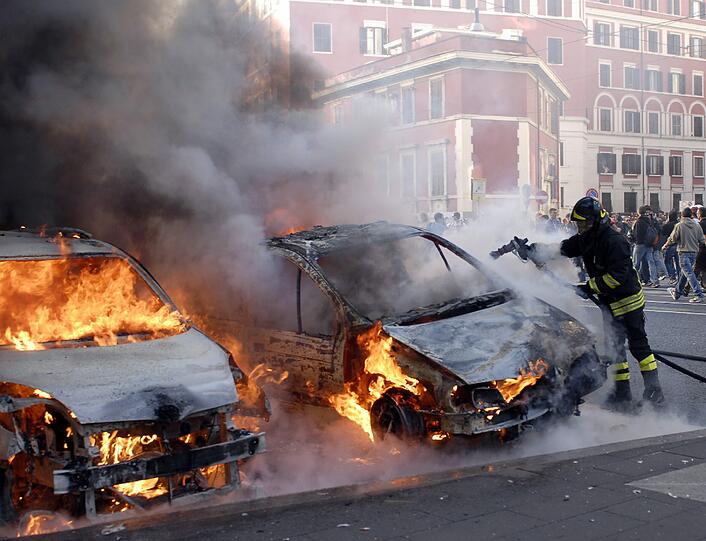 Brennende Autos, aufgebrachte Demonstranten, zerstörte Schaufensterscheiben: In Rom eskalierten die Proteste gegen die Bankenmacht und staatliche Sparkurse. Die Bilder von den Ausschreitungen.