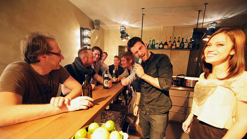 Neben dem Wohnzimmerraum hat die quadratische Bar ihre Nische gefunden. Die Karte ist klein, aber fein gehalten. Neben dem Wohnzimmerraum hat die quadratische Bar ihre Nische gefunden. Die Karte ist klein, aber fein gehalten.