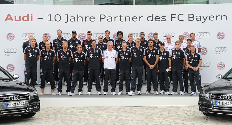 Sponsor Audi hat am Dienstag in Ingolstadt die neuen Dienstwagen an Spieler und Funktionäre des FC Bayern Muenchen übergeben - sehen Sie hier die Bilder.