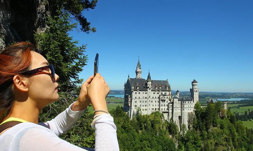 Nach jahrelanger Sanierung der Fassaden von Schloss Neuschwanstein können die Besucher wieder einen freien Blick auf das Märchenschloss genießen.