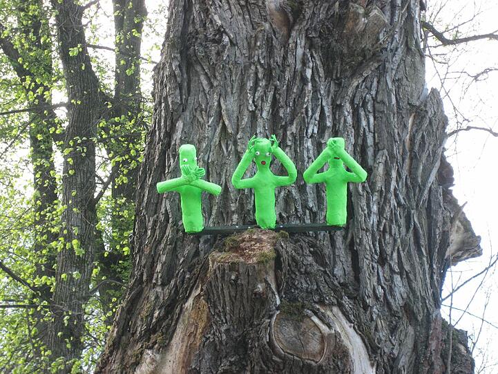 AZ-Leserin Angela Poppitz hat diese Figuren auf dem Baum im Viertel fotografiert.