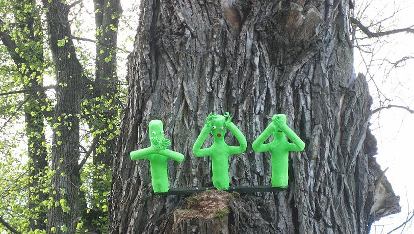 AZ-Leserin Angela Poppitz hat diese Figuren auf dem Baum im Viertel fotografiert. AZ-Leserin Angela Poppitz hat diese Figuren auf dem Baum im Viertel fotografiert.
