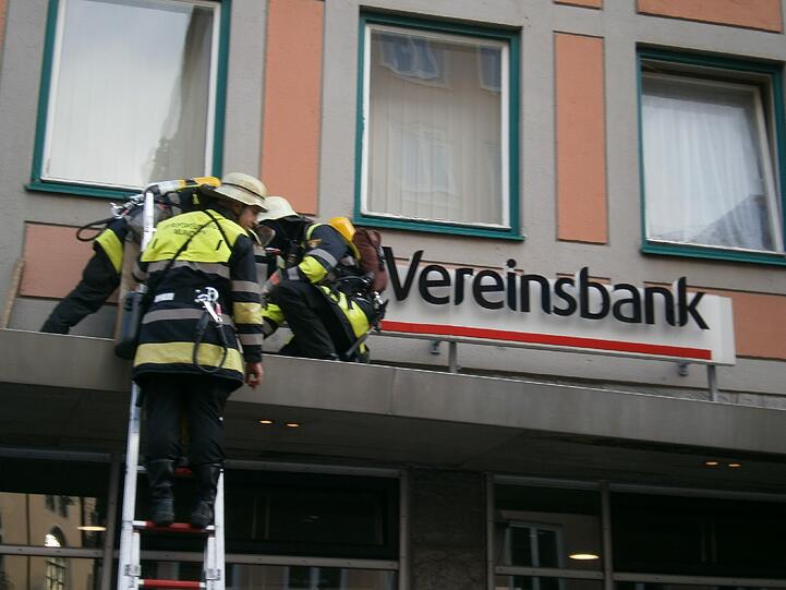 Einsatz am Sonntagabend: Die Leuchtreklame an diesem Haus in der Sendlinger Straße hat gebrannt.