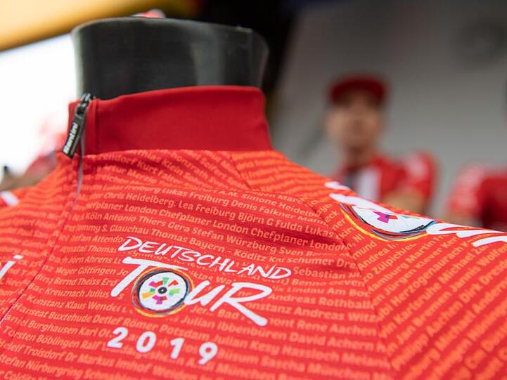 Der Sieger auf der ersten Etappe der Deutschland Tour darf sich das Rote Trikot des Spitzenreiters überziehen.