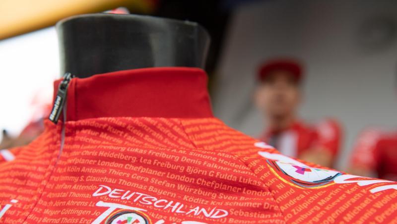 Der Sieger auf der ersten Etappe der Deutschland Tour darf sich das Rote Trikot des Spitzenreiters überziehen. Der Sieger auf der ersten Etappe der Deutschland Tour darf sich das Rote Trikot des Spitzenreiters überziehen.
