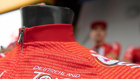 Der Sieger auf der ersten Etappe der Deutschland Tour darf sich das Rote Trikot des Spitzenreiters überziehen.