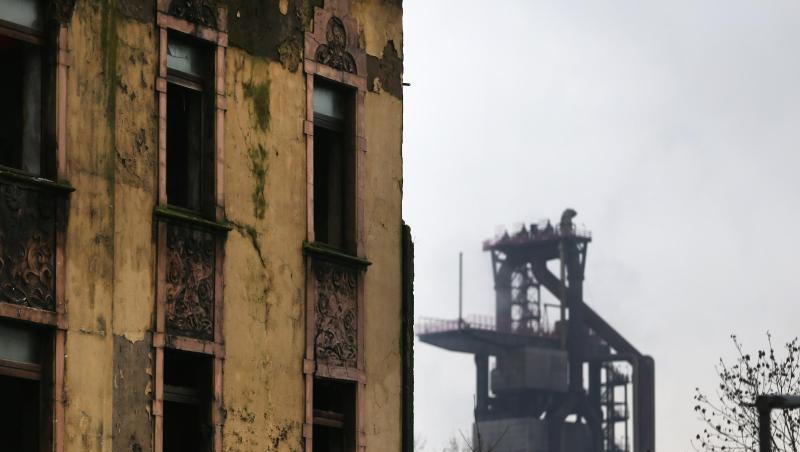 Leerstehendes Haus in Duisburg-Bruckhausen: Der Niedergang von Stahl und Kohle hat das Ruhrgebiet zum Armenhaus gemacht. Leerstehendes Haus in Duisburg-Bruckhausen: Der Niedergang von Stahl und Kohle hat das Ruhrgebiet zum Armenhaus gemacht.