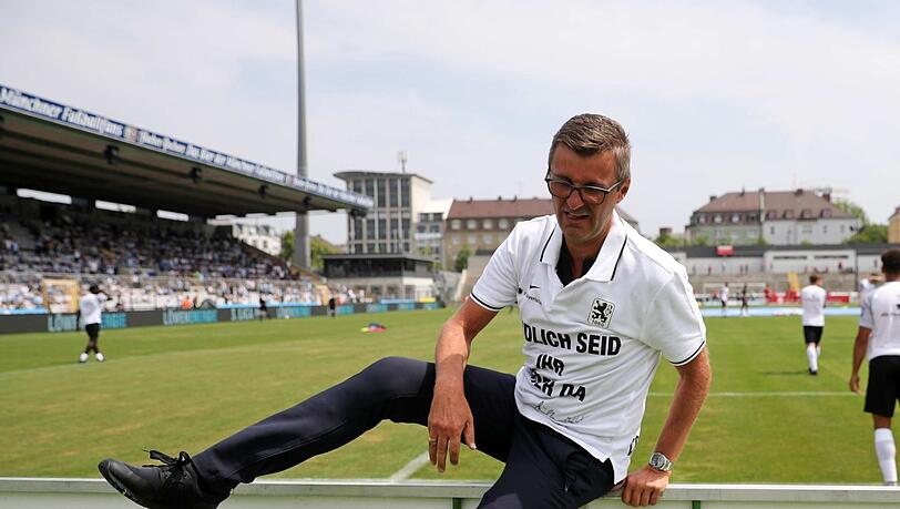 Die Corona-Quarantäne hat er überstanden, jetzt will er mit den Löwen die Hürde Zwickau nehmen: Coach Michael Köllner.