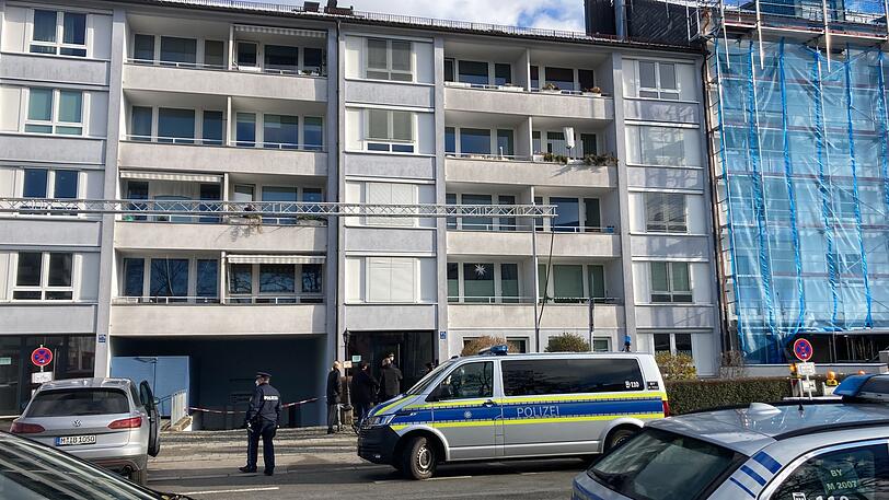 Der 46-jährige Bewohner wurde durch die Schüsse am Oberarm verletzt.