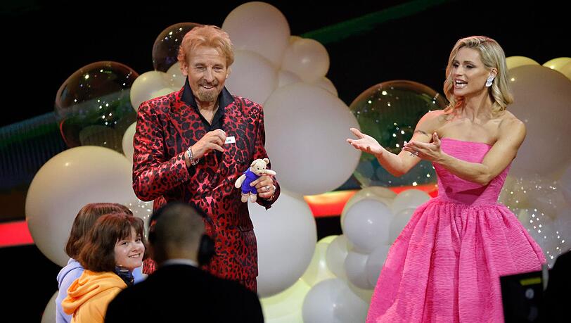 Das Moderatorenpaar Gottschalk/Hunziker begrüßt Luise und Mira Pfeiffer zur Kinderwette.