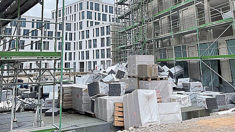 Auf seinen Baustellen – wie hier am Paseo Carré – geht schon lange nichts mehr voran. Das hielt M-Concept-Boss Stefan Mayr nicht davon, für sich selbst eine Luxus-Küche zu ordern. Doch hat er sie auch bezahlt?