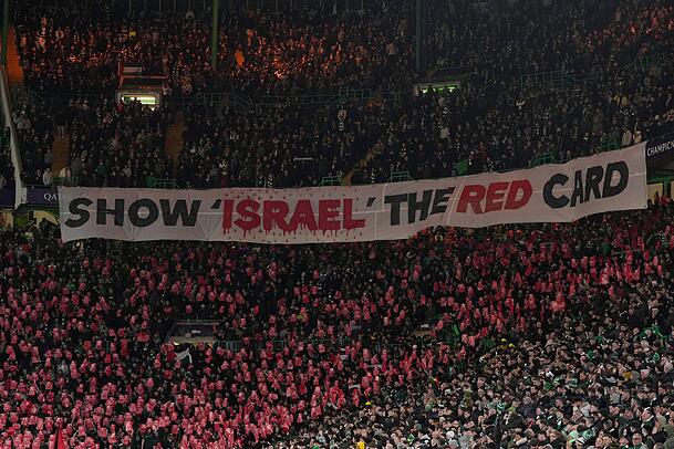 Dieses umstrittene Banner zeigten die Celtic-Ultras im Hinspiel gegen den FC Bayern. Dieses umstrittene Banner zeigten die Celtic-Ultras im Hinspiel gegen den FC Bayern.