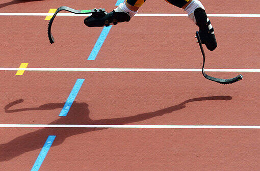 Der &bdquo;Blade Runner&ldquo; aus Südafrika nahm im Vorlauf über 400 m als erster doppelt unterschenkelamputierter Läufer an einem olympischen Wettbewerb teil. Im fast ausverkauften Olympiastadion belegte Oscar Pistorius in  den zweiten Rang und zog souverän ins Halbfinale ein.