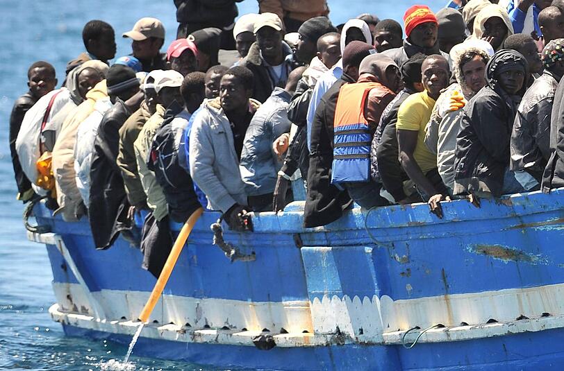 Immer wieder gibt es Katastrophen, wenn überfüllte Flüchtlingsboote wie dieses auf der Überfahrt von Nordafrika nach Lampedusa kentern.