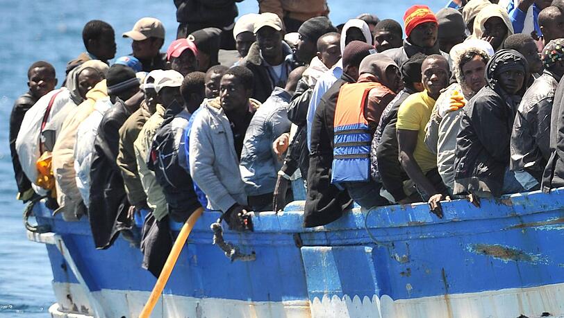 Immer wieder gibt es Katastrophen, wenn überfüllte Flüchtlingsboote wie dieses auf der Überfahrt von Nordafrika nach Lampedusa kentern. Immer wieder gibt es Katastrophen, wenn überfüllte Flüchtlingsboote wie dieses auf der Überfahrt von Nordafrika nach Lampedusa kentern.