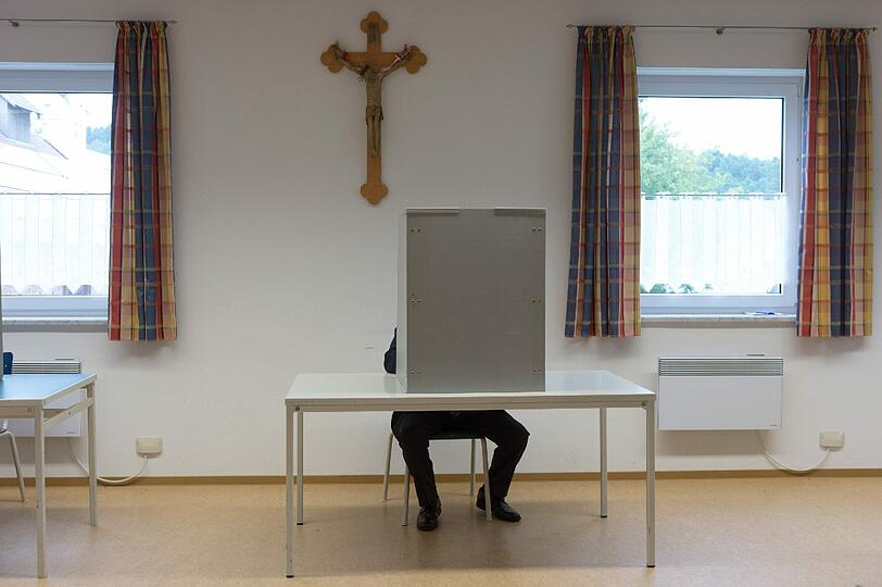 Das Kreuzchen unter dem Kruzifix: Die CSU hat viele Wähler wieder zutückgewonnen.
