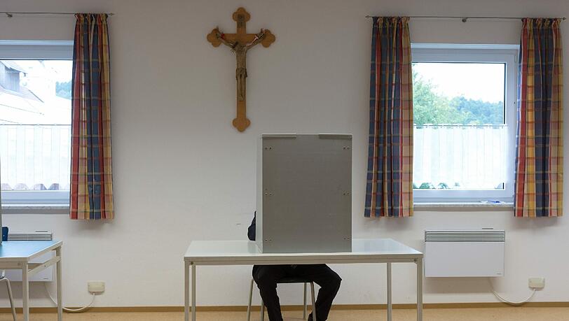 Das Kreuzchen unter dem Kruzifix: Die CSU hat viele Wähler wieder zutückgewonnen.