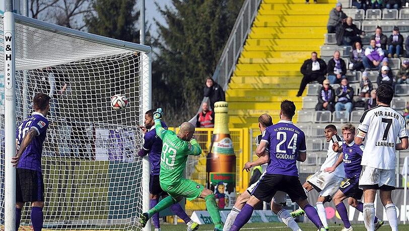 Das zwischenzeitliche 2:0 für Aalen: Ex-Löwe Hertner (re. hinten) unterläuft einen Eckball und Quaner trifft. Das zwischenzeitliche 2:0 für Aalen: Ex-Löwe Hertner (re. hinten) unterläuft einen Eckball und Quaner trifft.