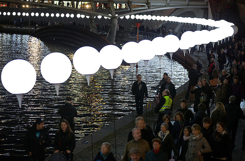2014: LichtgrenzeLichtgrenze ist der Name einer temporären Installation in Berlin zum 25. Jahrestag des Mauerfalls, nach einer Idee der Brüder Christopher Bauder und Marc Bauder. Die leuchtenden Kugeln zeigten den Verlauf der Berliner Mauer und stiegen schließlich in den Himmel auf. Das Wort Lichtgrenze spiegele dabei in besonderer Weise die großen Emotionen wider, die das Ende der DDR im Herbst 1989 auch 25 Jahre später noch in ganz Deutschland hervorruft.