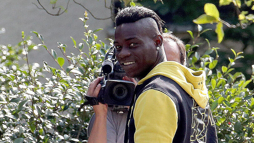 Mario Balotelli wurde zuletzt auch durch eine Schambein-Operation zurückgeworfen. Mario Balotelli wurde zuletzt auch durch eine Schambein-Operation zurückgeworfen.