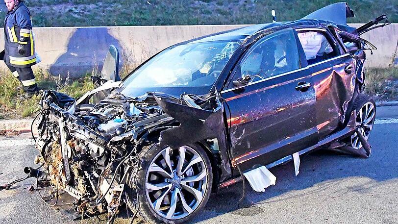 Abgerissene Motorhaube und Vorderrad, umherfliegende Fahrzeugteile - der Audi hat sich mehrfach überschlagen, bevor er zum Stehen kam.