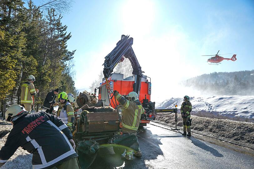 Bei einem Unfall mit einer Kutsche auf der Leutascher Straße in Reith bei Seefeld wurden vier Menschen verletzt. Die Bilder vom Unfallort.