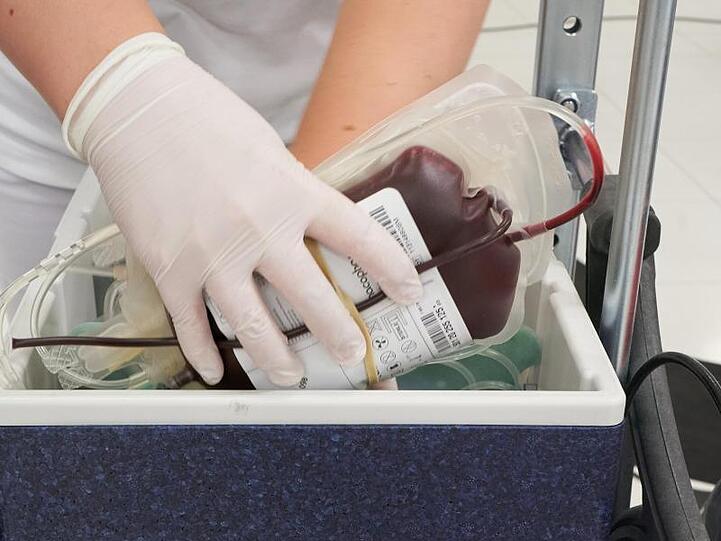 Eine Blutkonserve wird in einem Kühlbehälter verstaut. Foto: Thomas Frey/dpa/Symbolbild