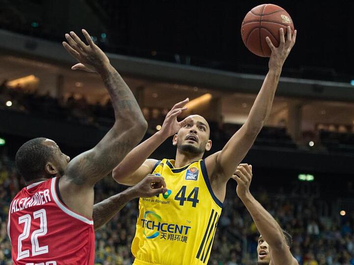 Albas Stefan Peno spielt den Ball zum Korb gegen Bambergs Cliff Alexander (l) und Bambergs Augustine Rubit (r). Foto: Annegret Hilse