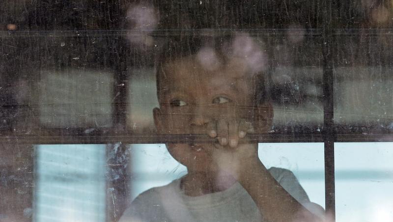 Ein Kleinkind aus einer Familie illegaler Migranten an der Grenze zwischen Mexiko und den USA hinter dem Fenster eines Busses. Ein Kleinkind aus einer Familie illegaler Migranten an der Grenze zwischen Mexiko und den USA hinter dem Fenster eines Busses.