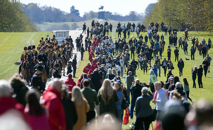 Zahlreiche Menschen haben sich am Long Walk versammelt, auf dem die Armeeeinheit "King's Troop Royal Horse Artillery" zum Schloss reitet.