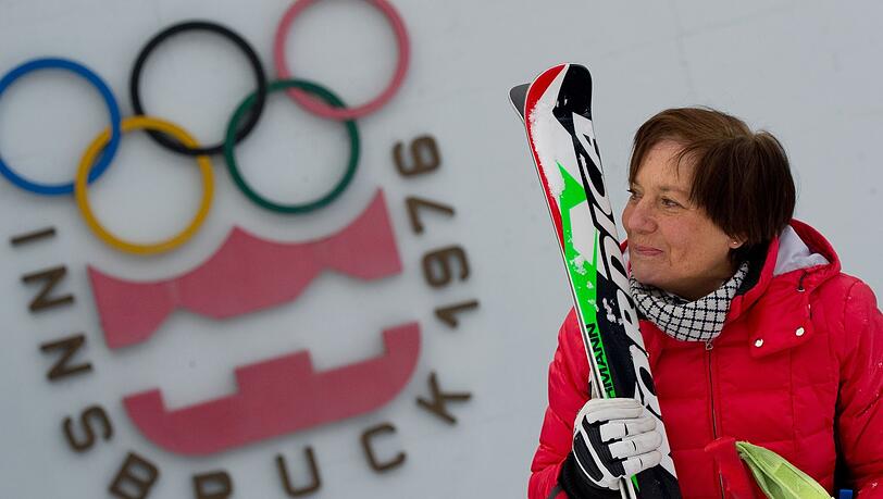 Die ehemalige Skirennläuferin Rosi Mittermaier im Skigebiet Axamer Lizum vor den Olympischen Ringen.