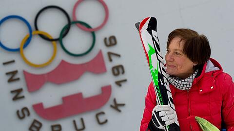 Die ehemalige Skirennläuferin Rosi Mittermaier im Skigebiet Axamer Lizum vor den Olympischen Ringen.