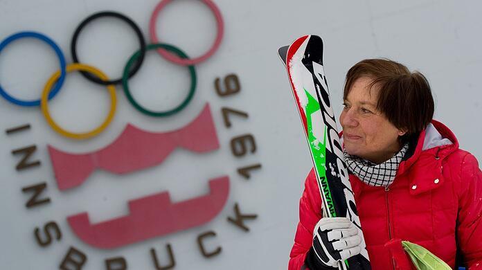 Die ehemalige Skirennläuferin Rosi Mittermaier im Skigebiet Axamer Lizum vor den Olympischen Ringen.